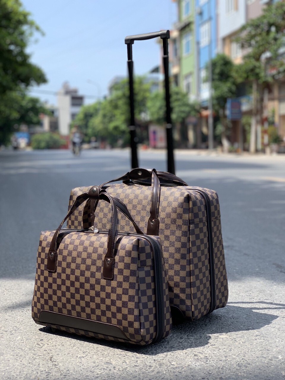 Vali kéo Louis Vuitton: Với thiết kế độc đáo và chất lượng tốt, chiếc vali kéo Louis Vuitton sẽ là sự lựa chọn hoàn hảo cho những chuyến đi xa. Hãy khám phá hình ảnh chi tiết của chiếc vali này để tìm hiểu thêm về tính năng và kiểu dáng của nó.