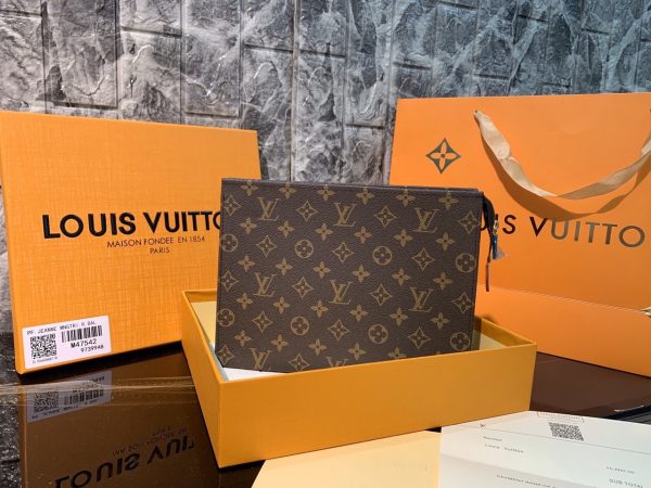 Ví cầm tay nam hiệu Louis Vuitton
