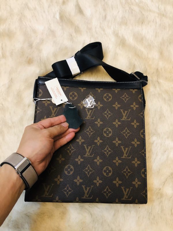 Túi đeo chéo da thật hiệu Louis Vuitton