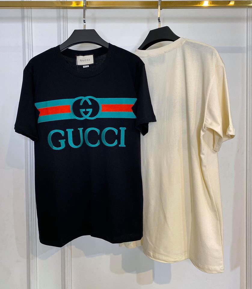 Với bức ảnh này, bạn sẽ không thể bỏ qua những chiếc áo thun premium Gucci cao cấp. Với thiết kế độc đáo và chất liệu tốt nhất, bạn sẽ cảm nhận được sự khác biệt và sự sang trọng của thương hiệu Gucci khi sử dụng sản phẩm này.