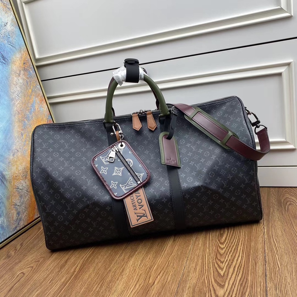 Túi trống Louis Vuitton cao cấp Đen họa tiết Mono TT10 là sản phẩm đồ da chất lượng và bền bỉ, mang đến sự an tâm cho người sử dụng. Với kiểu dáng đa dạng và tinh tế, túi trống này là lựa chọn hoàn hảo cho những chuyến du lịch xa xôi, giúp bạn vận chuyển đồ đạc một cách tiện lợi và đẳng cấp.