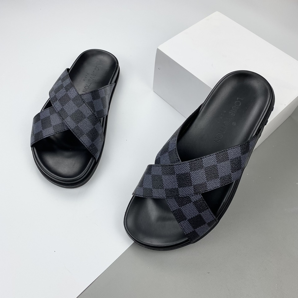 Đôi dép xỏ ngón Louis Vuitton Caro Black Leather Sandals với chất liệu da tuyệt đẹp và thiết kế hiện đại chắc chắn sẽ khiến bạn thích thú. Hãy đón xem hình ảnh của đôi dép đẳng cấp này và cảm nhận sự sang chảnh, đẳng cấp trên từng đường nét.